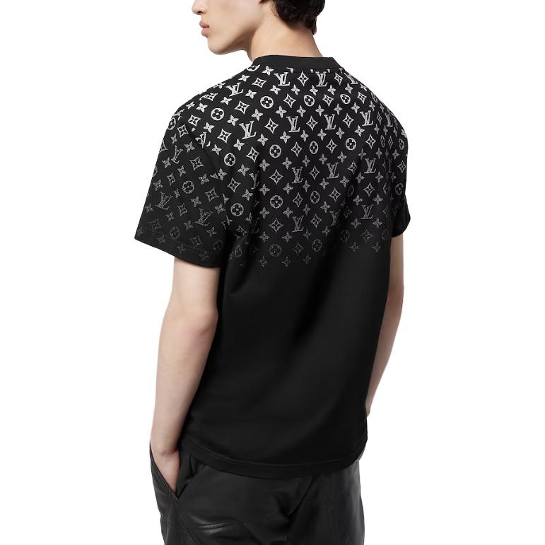 Sizing Louis Vuitton FW23 Kaos Crewneck Logo Gradient Hitam Pria. 1AFBB4