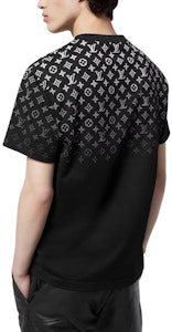 Louis Vuitton FW23 Kaos Crewneck Logo Gradient Hitam Pria. 1AFBB4 Sizing Louis Vuitton FW23 Kaos Crewneck Logo Gradient Hitam Pria. 1AFBB4