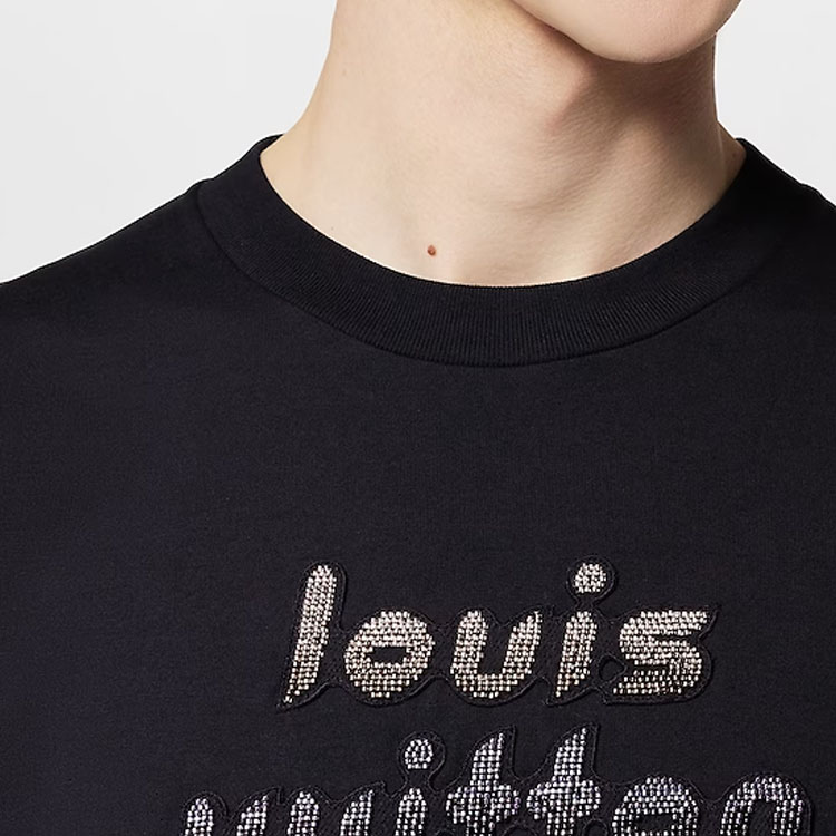 Sizing LOUIS VUITTON FW23 Kaos Crewneck Hitam Bordir Logo dan Manik-Manik 1ABYKQ