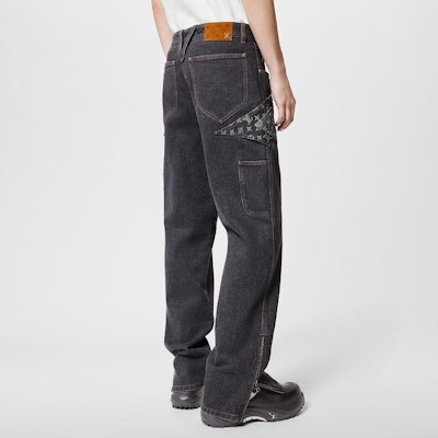 루이 비통 FW23 로고 프린트 비대칭 컷 캐주얼 청바지 블랙 남성용 1ABYEA Sizing 루이 비통 FW23 로고 프린트 비대칭 컷 캐주얼 청바지 블랙 남성용 1ABYEA