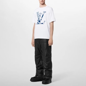 LOUIS VUITTON FW23 Kaos Pendek Logo Putih Edisi Terbatas 1AFANA Lookbook LOUIS VUITTON FW23 Kaos Pendek Logo Putih Edisi Terbatas 1AFANA