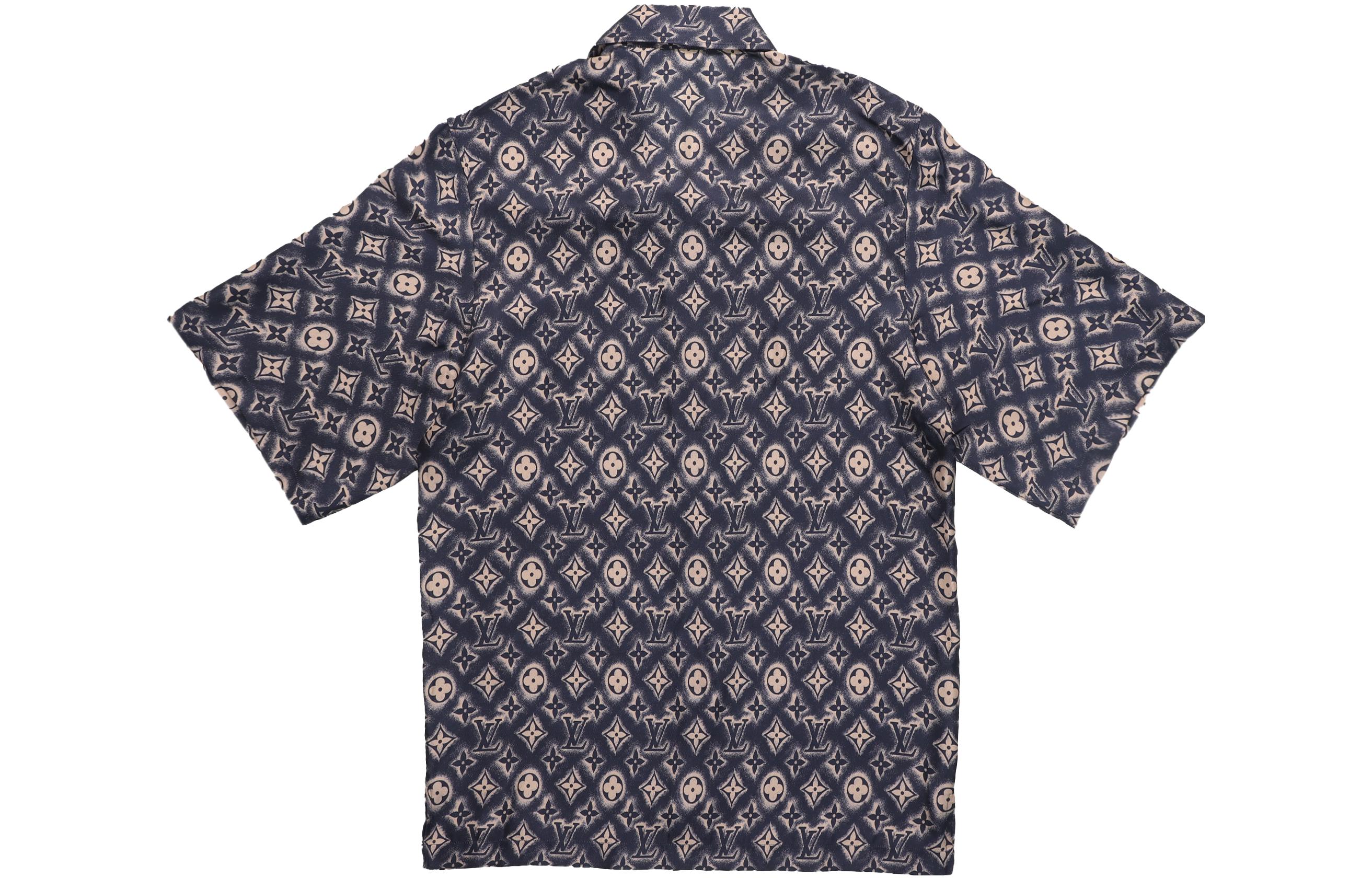 Lookbook Camisa Oscura de Manga Corta con Logo Monograma LOUIS VUITTON FW23 para Hombre. 1ABJLV