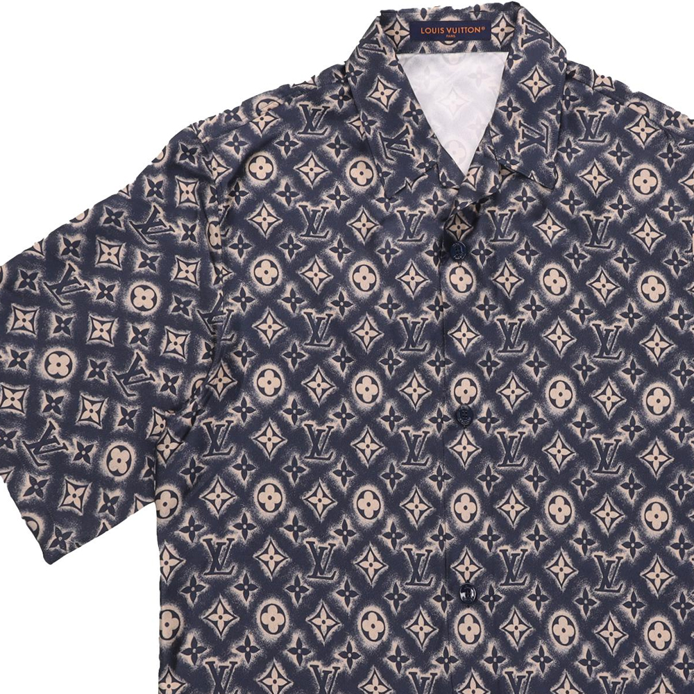 Purchase Camisa Oscura de Manga Corta con Logo Monograma LOUIS VUITTON FW23 para Hombre. 1ABJLV