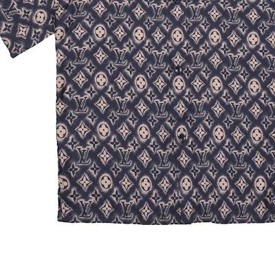 Camisa Oscura de Manga Corta con Logo Monograma LOUIS VUITTON FW23 para Hombre. 1ABJLV Details for Camisa Oscura de Manga Corta con Logo Monograma LOUIS VUITTON FW23 para Hombre. 1ABJLV