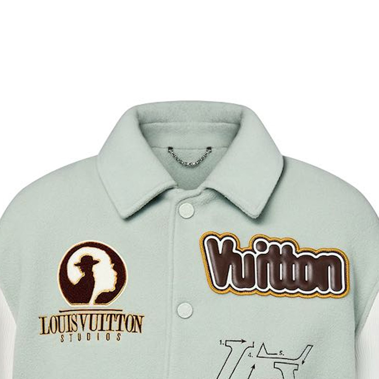 Lookbook LOUIS VUITTON FW23 Jaket Besbol Hijau Monogram Cetakan Warna. 1ABZJP