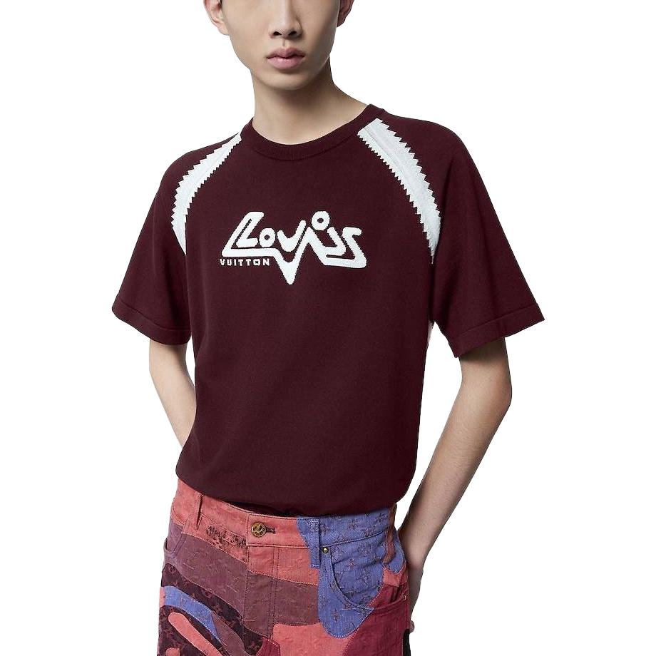 Lookbook LOUIS VUITTON FW23 Kaos Monogram Lengan Pendek Merah Coklat Pria. 1ABXXB