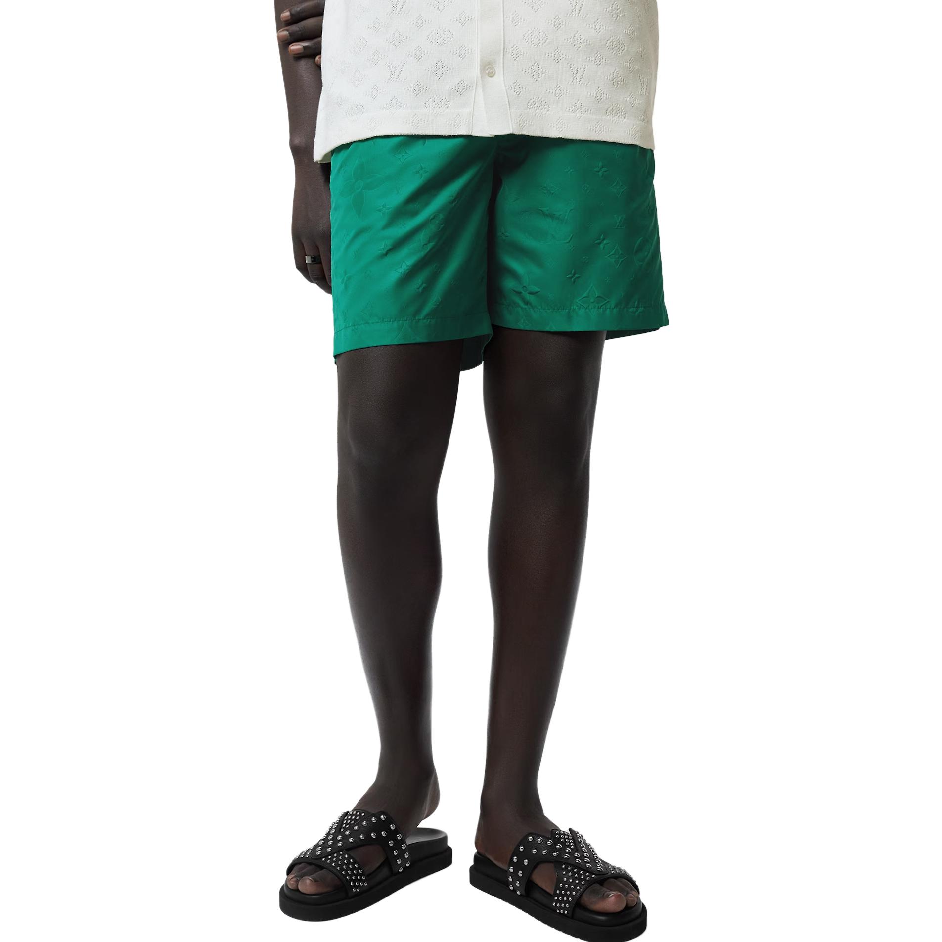 Lookbook LOUIS VUITTON FW23 Celana Pendek Longgar Hijau Logo Timbul Kasual. 1ABJG3