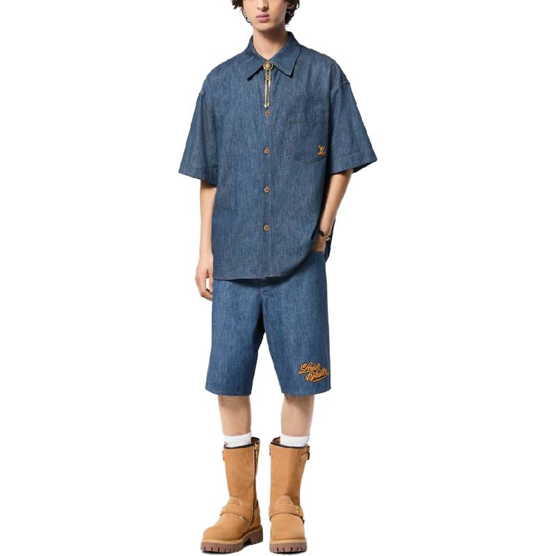 Lookbook LOUIS VUITTON FW24 Kemeja Lengan Pendek Biru Bordir Logo. 1AFXLJ