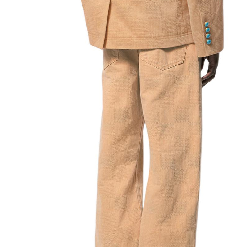 Lookbook Pantalones Cargo Beige de Pierna Recta LOUIS VUITTON FW24 con Logo para Hombre. 1AFX54