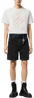 루이비통 FW24 로고 패턴 지퍼 포켓 데님 반바지 블랙 남성용. 1AFVAG Lookbook 루이비통 FW24 로고 패턴 지퍼 포켓 데님 반바지 블랙 남성용. 1AFVAG