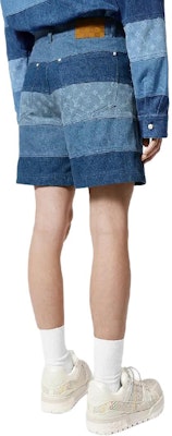 루이 비통 FW24 와이드 스트라이프 로고 프린트 데님 반바지 블루. 1AFQG3 Purchase 루이 비통 FW24 와이드 스트라이프 로고 프린트 데님 반바지 블루. 1AFQG3