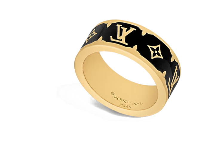 Lookbook Anillo Unisex con Logo de Esmalte Dorado de Louis Vuitton Diseño para Parejas M1568M