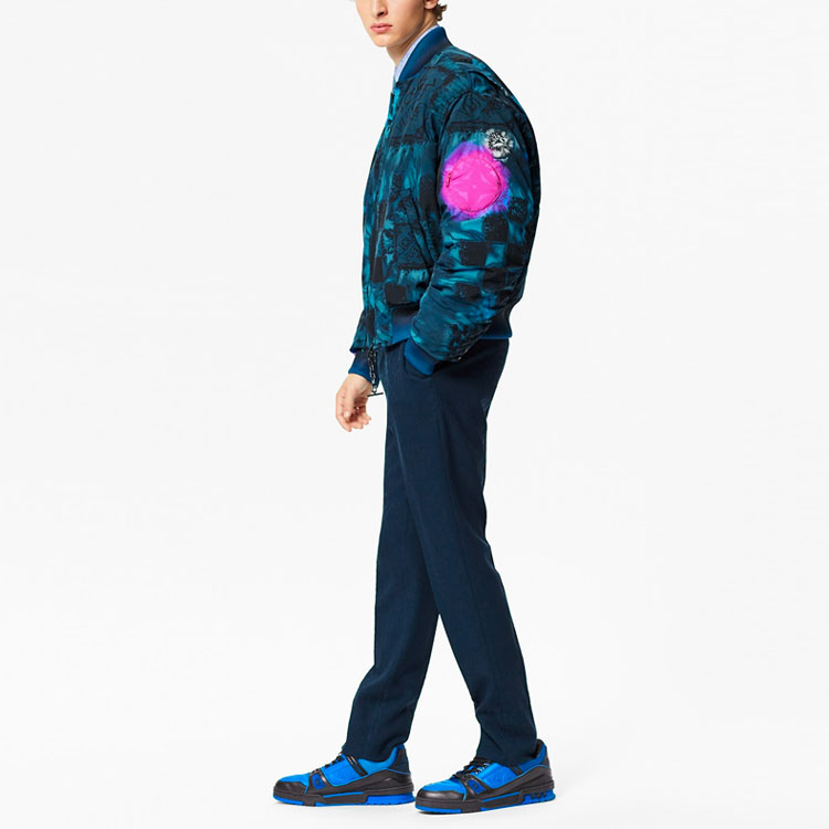 Shop ルイ・ヴィトン グラデーション モノグラム パイロット ジップジャケット ブルー 1A8WTJ