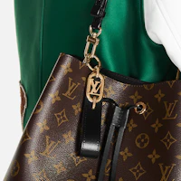 Shop Llavero Unisex Louis Vuitton Link Dragonne Cuero Metal Grabado. M00826