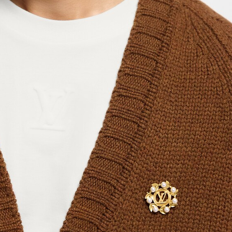 Lookbook Broche de Latón y Resina Oro con Diseño Logo LOUIS VUITTON para Hombre. M02233