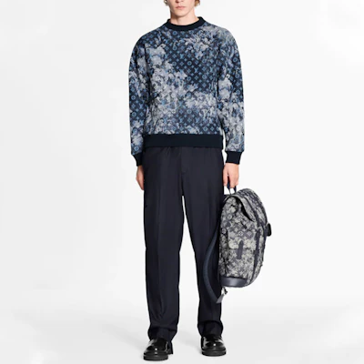 루이비통 로고 프린트 크루넥 풀오버 스웨트셔츠 블루 1A8H2X Lookbook 루이비통 로고 프린트 크루넥 풀오버 스웨트셔츠 블루 1A8H2X