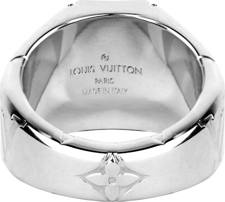 Anillo de Hombre Louis Vuitton Logo Grabado en Metal Plateado. M62488 Lookbook Anillo de Hombre Louis Vuitton Logo Grabado en Metal Plateado. M62488