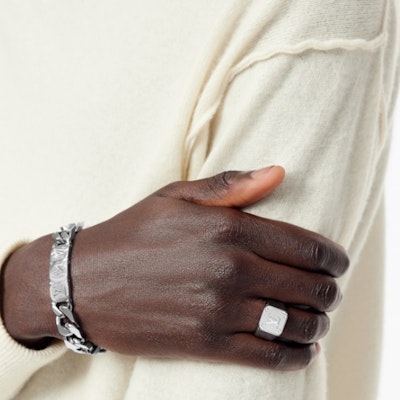 Anillo de Hombre Louis Vuitton Logo Grabado en Metal Plateado. M62488 Purchase Anillo de Hombre Louis Vuitton Logo Grabado en Metal Plateado. M62488