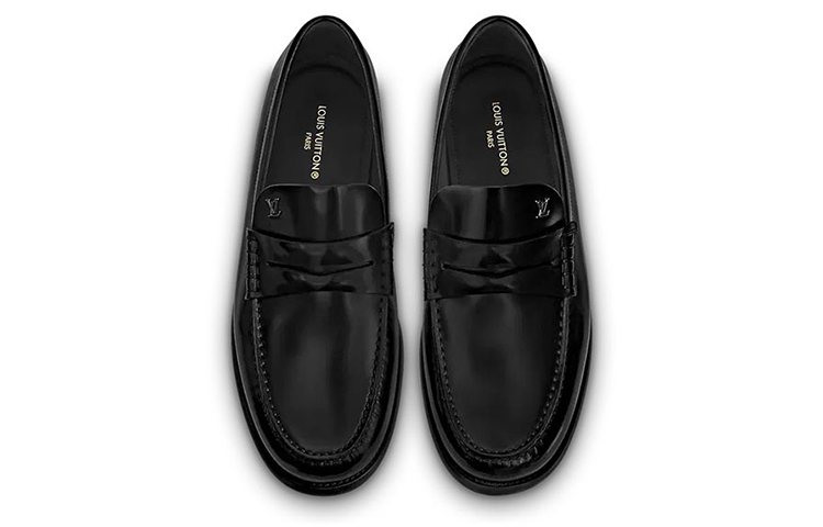 Shop ルイ・ヴィトン ルイ・ローファー パテントブラック 1AAMWL