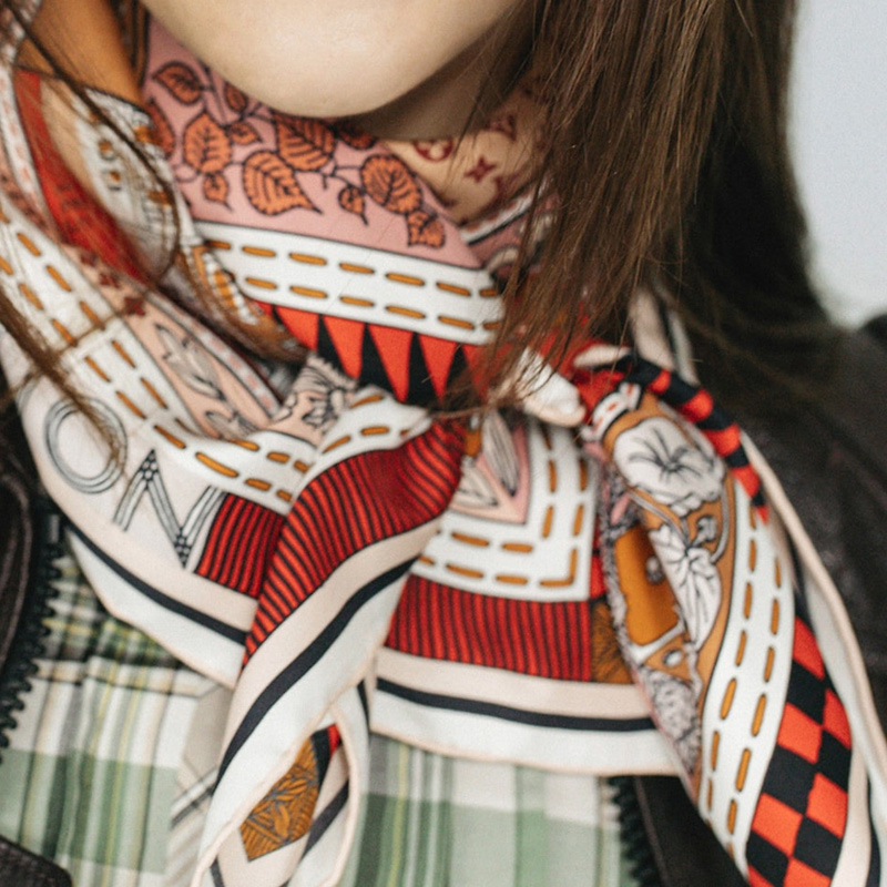 Louis Vuitton LV Jeu de Louis Scarf Silk Beige. M70783 圖 4