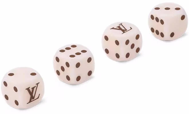 루이비통 LV 러버스 다이스 백 참 & 키홀더 골드
Lookbook 루이비통 LV 러버스 다이스 백 참 & 키홀더 골드