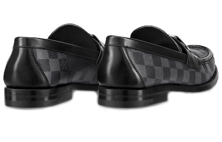 Shop ルイ・ヴィトン メジャーローファー グレー 1A40L1