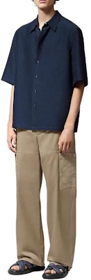 路易威登迷你压纹Logo海军蓝宽松版型衬衫 男士FW24 1AFRND Lookbook 路易威登迷你压纹Logo海军蓝宽松版型衬衫 男士FW24 1AFRND