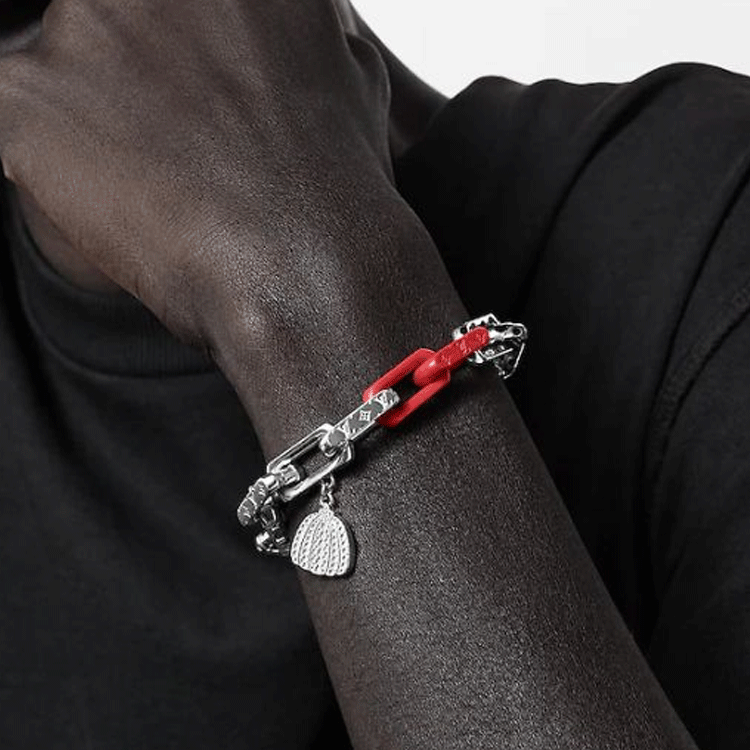 Shop 루이비통 모노그램 각인 실버 메탈 남성 팔찌. M0976L