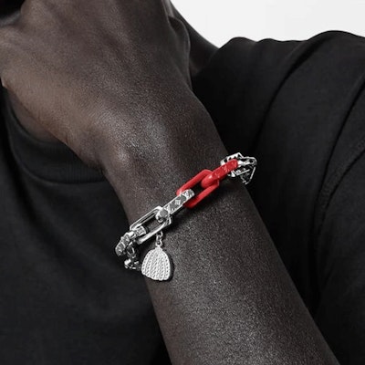 루이비통 모노그램 각인 실버 메탈 남성 팔찌. M0976L Shop 루이비통 모노그램 각인 실버 메탈 남성 팔찌. M0976L