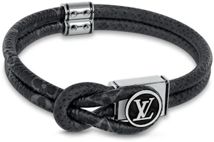 Lookbook LOUIS VUITTON Gelang Kulit Hitam Monogram Bunga dengan Loket Huruf. M6780D