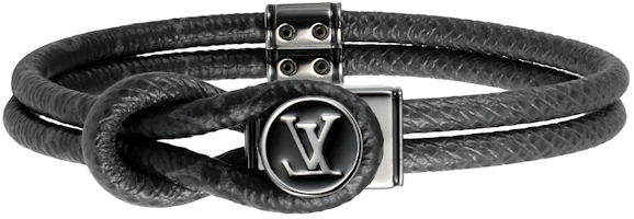 Shop LOUIS VUITTON Gelang Kulit Hitam Monogram Bunga dengan Loket Huruf. M6780D