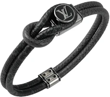 Purchase LOUIS VUITTON Gelang Kulit Hitam Monogram Bunga dengan Loket Huruf. M6780D