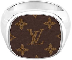 LOUIS VUITTON Monogram Lock Signet Ring Silver Wide Band . M00515 LOUIS VUITTON Monogram Lock Signet Ring Silver Wide Band . M00515