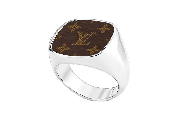 Lookbook 루이 비통 모노그램 락 시그넷 링 실버 와이드 밴드. M00515