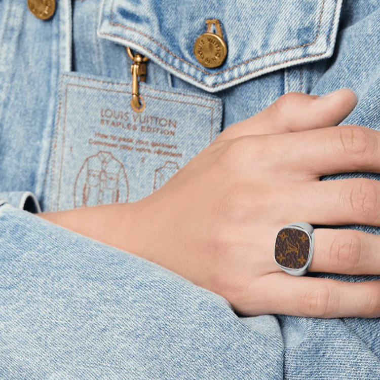 Sizing 루이 비통 모노그램 락 시그넷 링 실버 와이드 밴드. M00515