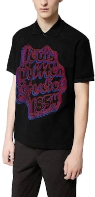 Louis Vuitton Monogram Poloshirt Lengan Pendek Pria Hitam. 1ABY01 Lookbook Louis Vuitton Monogram Poloshirt Lengan Pendek Pria Hitam. 1ABY01