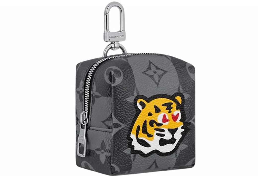 Lookbook LOUIS VUITTON Kolaborasi Nigo Loket Logam Hitam Aksesori Uniseks. MP3224