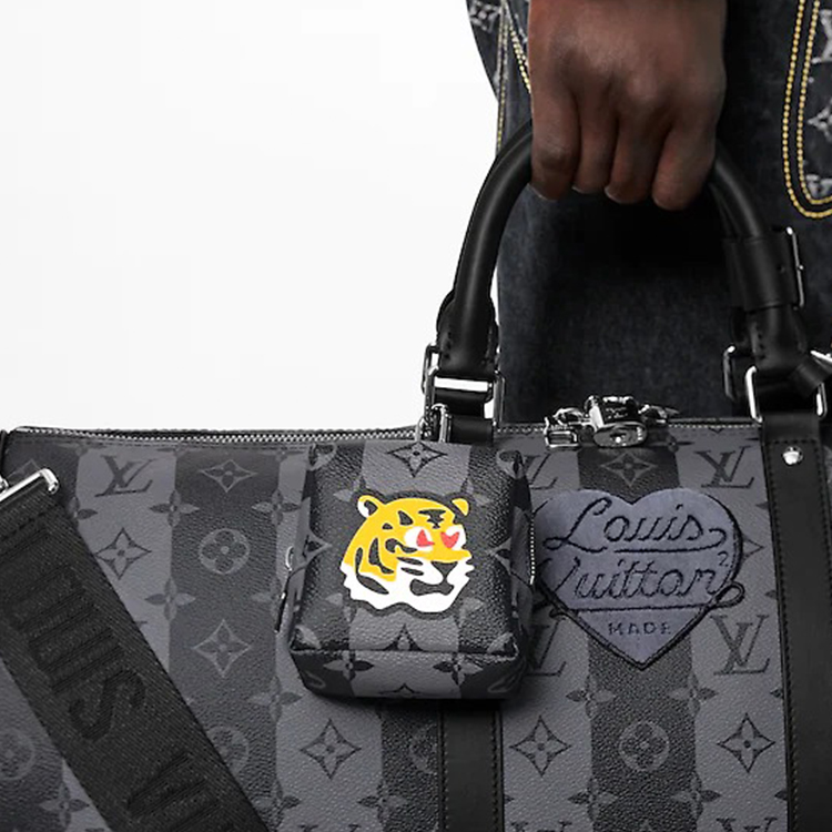 Purchase LOUIS VUITTON Kolaborasi Nigo Loket Logam Hitam Aksesori Uniseks. MP3224