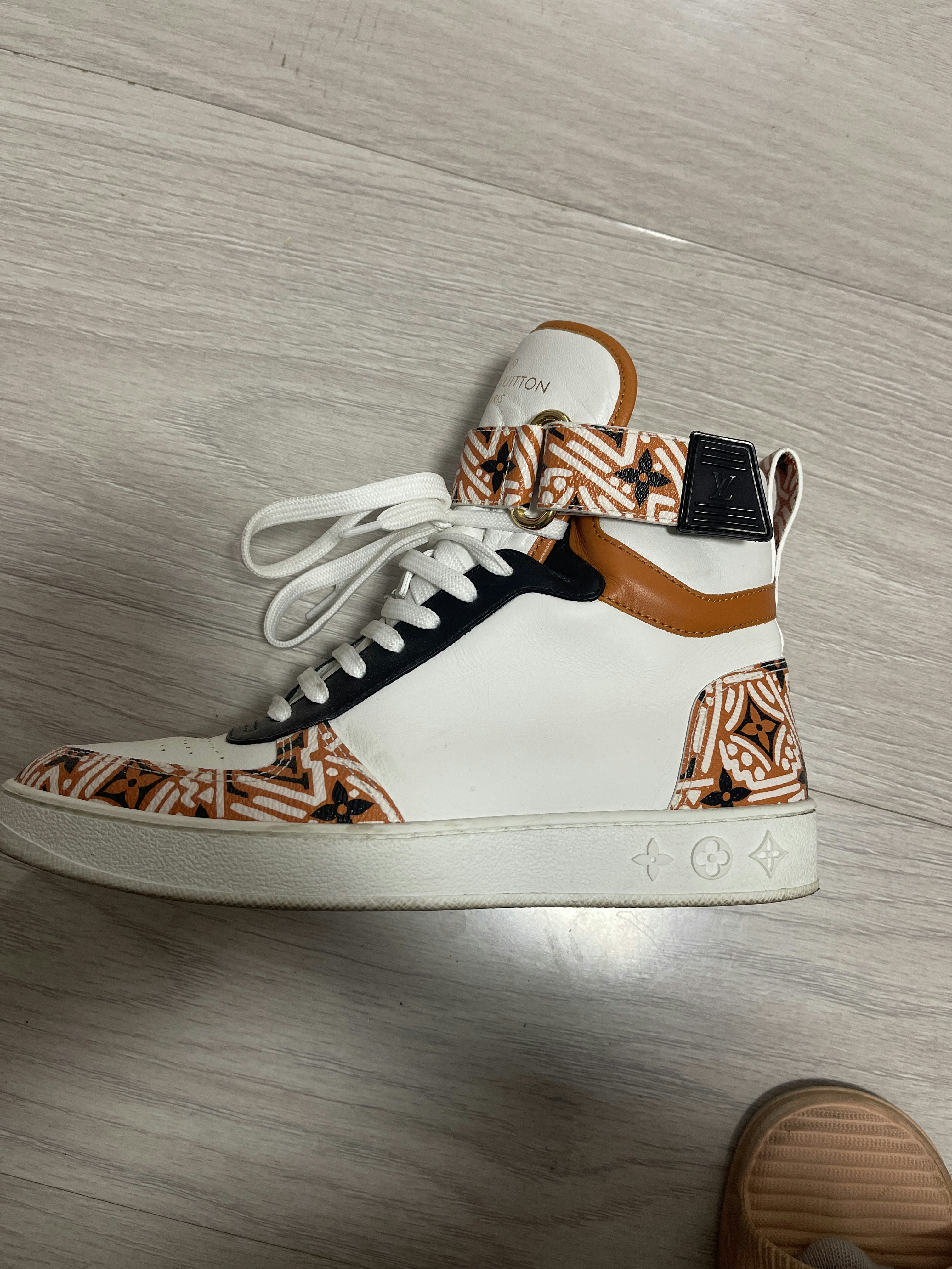 louis-vuitton-nike-air-force-1-low-limited-edition-qi-xi-1a85lv