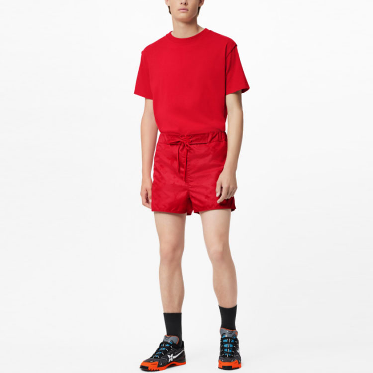Lookbook LOUIS VUITTON Pantalones Cortos de Natación Rojos con Bolsillo y Cordón. 1A9GBA