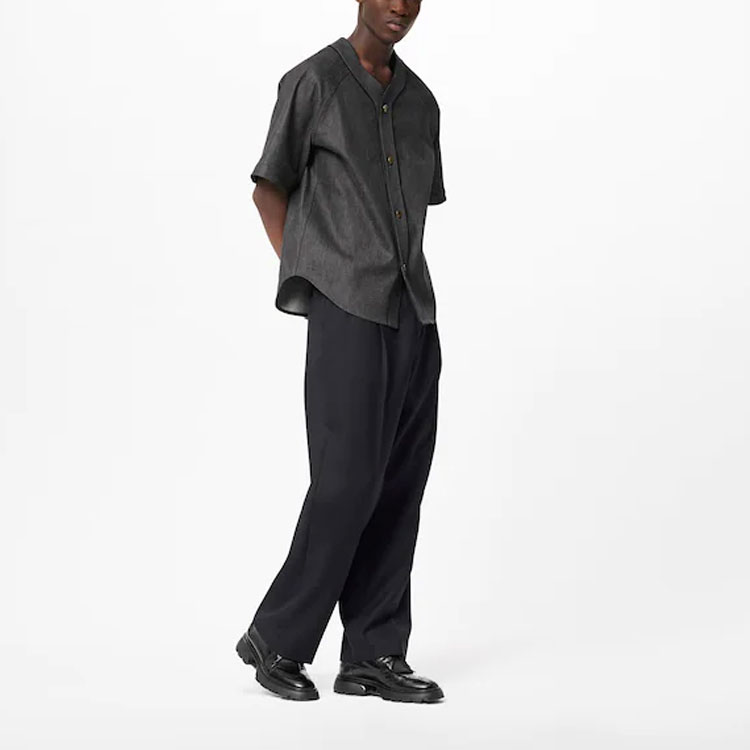 Lookbook LOUIS VUITTON SS22 Baju Kemeja Pendek Hitam Lelaki. 1A9GTK