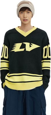 LOUIS VUITTON SS22 Hitam Jacquard Garis Logo V-Neck Sweater. 1A9TAX Shop LOUIS VUITTON SS22 Hitam Jacquard Garis Logo V-Neck Sweater. 1A9TAX