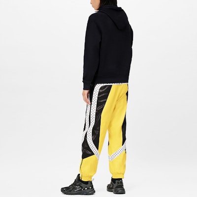 루이비통 SS22 블랙 모노그램 로고 프린트 긴팔 후드티. 1A9SVU Lookbook 루이비통 SS22 블랙 모노그램 로고 프린트 긴팔 후드티. 1A9SVU