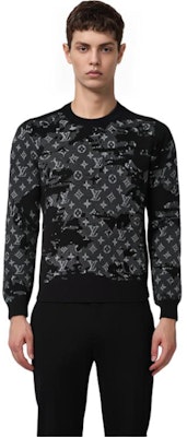 LOUIS VUITTON SS22 Suéter Negro Cuello Redondo Logo Desgastado. 1A96JT Lookbook LOUIS VUITTON SS22 Suéter Negro Cuello Redondo Logo Desgastado. 1A96JT