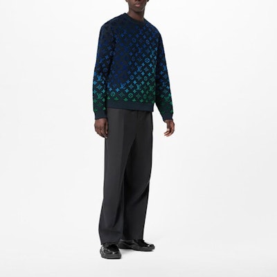 루이비통 SS22 그라데이션 모노그램 크루넥 긴팔 스웻셔츠 블루 남성용. 1A9GLK Lookbook 루이비통 SS22 그라데이션 모노그램 크루넥 긴팔 스웻셔츠 블루 남성용. 1A9GLK