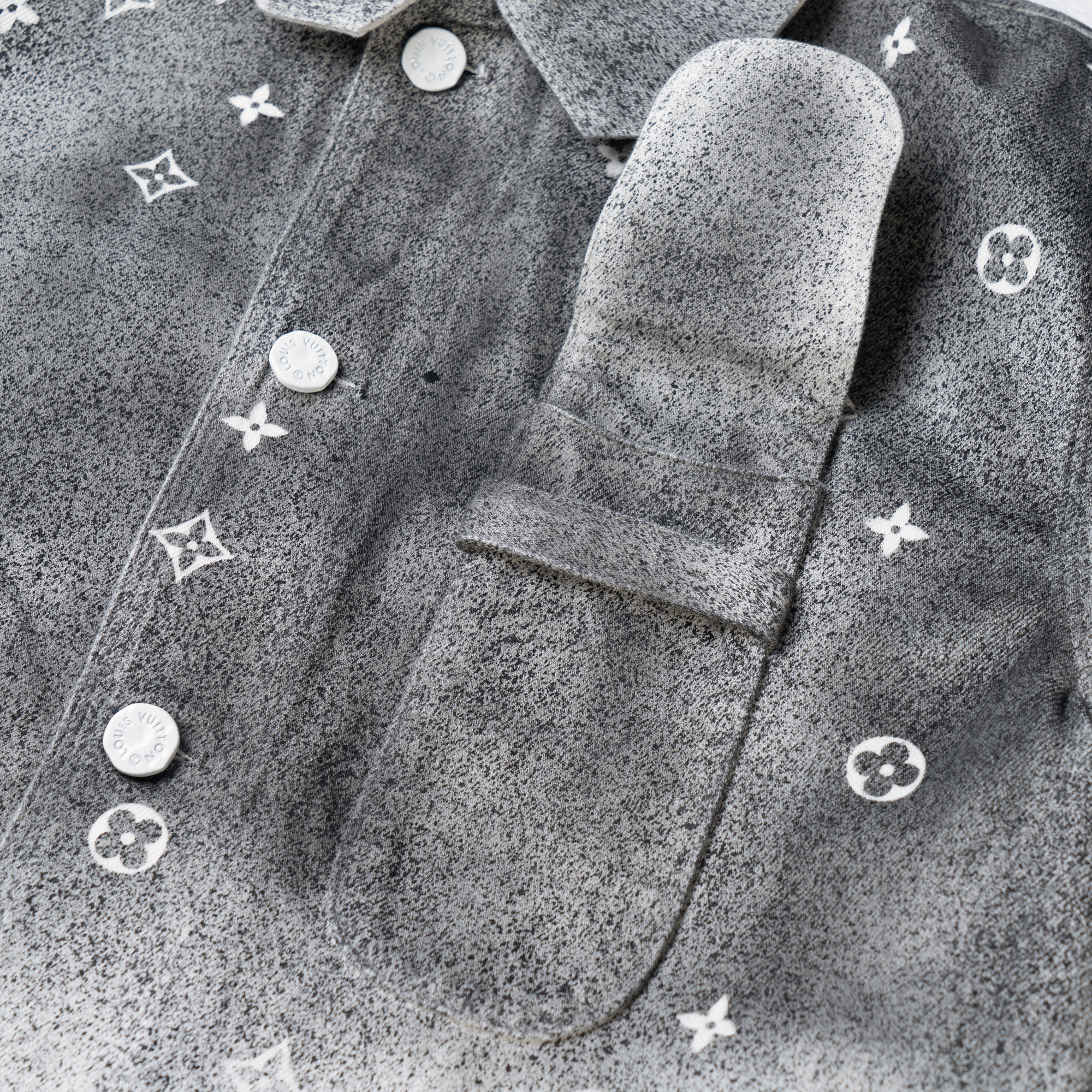 Purchase Camisa de Manga Larga Hombre LOUIS VUITTON SS22 Gris Degradado Estrella Denim. 1A96LE