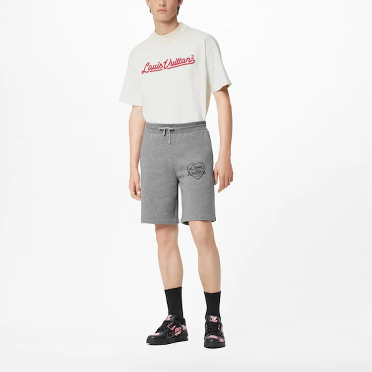 Shop 루이비통 SS22 그레이 하트 모노그램 프린트 루즈 드로스트링 쇼츠 1A9GMT