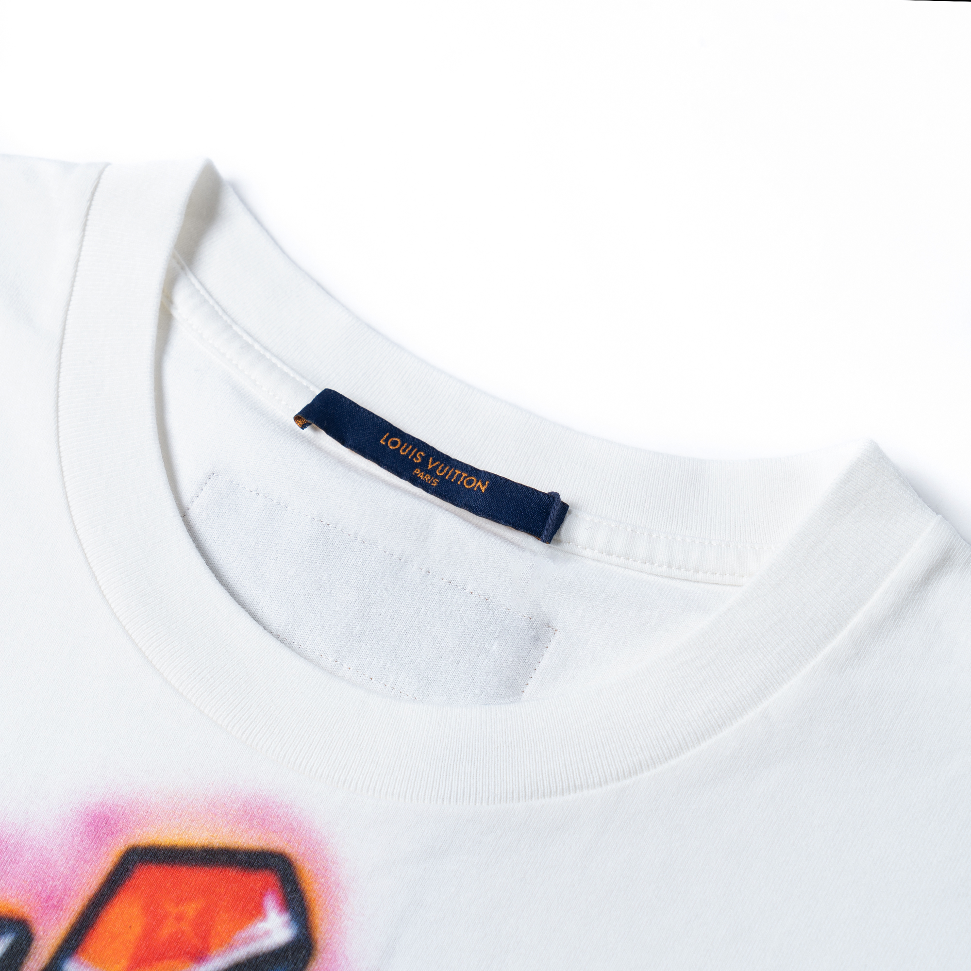 Sizing 루이비통 SS22 로고 그래피티 반팔 티셔츠 화이트 남성용. 1A9T6P