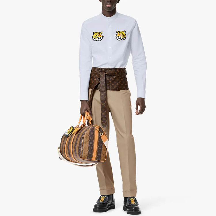 Lookbook Camiseta de Manga Larga LOUIS VUITTON SS22 con Estampado de Tigre Blanco. 1A9GFN