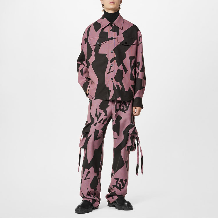 Lookbook Pantalones Cargo Rosa de Tiro Alto con Múltiples Bolsillos LOUIS VUITTON SS23. 1AATC5